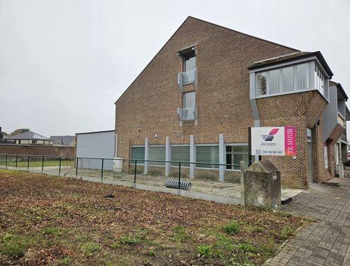                                         Immeuble de bureaux à louer à Meeuwen, € 1.200
