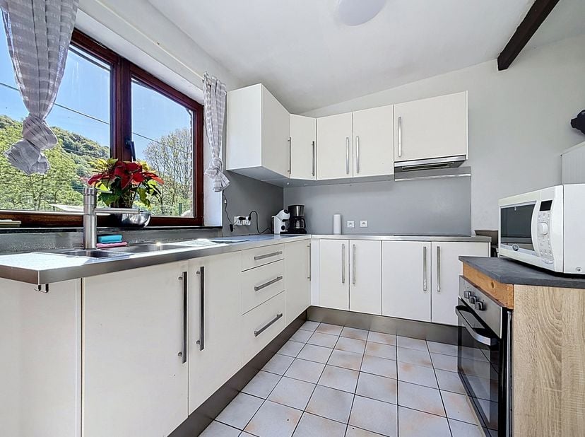 REZ DE CHAUSSÉE de ±84m² :<br />
- Hall d'entrée de ±3m² sur carrelage,<br />
- Salle à manger de ±19m² sur carrelage,<br />
- Salon de ±16m² sur carr