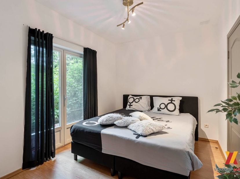 Gelegen in een rustige en kindvriendelijke doodlopende straat vindt u deze stijlvolle villa waar luxe, comfort en privacy perfect samenkomen. Deze pra