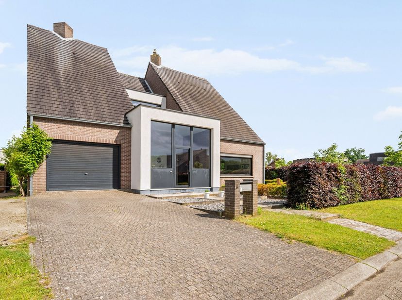 Gelegen in het charmante en groene Tongerlo (Westerlo), geniet deze villa van een rustige, residentiële omgeving met een vlotte verbinding naar omligg