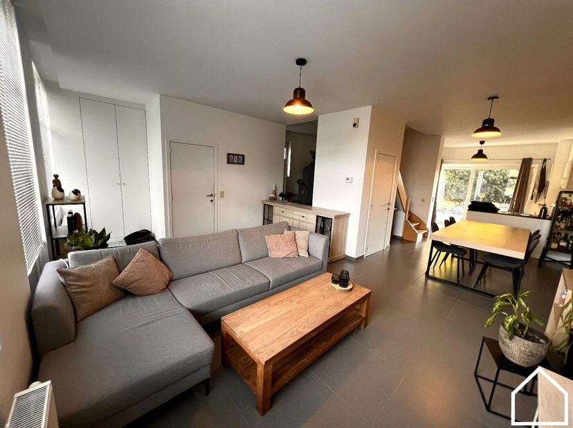 Ontdek deze charmante en volledig instapklare woning. Dankzij de handige zij-ingang bereikt u moeiteloos het terras.<br />
<br />
Indeling: inkomhal m