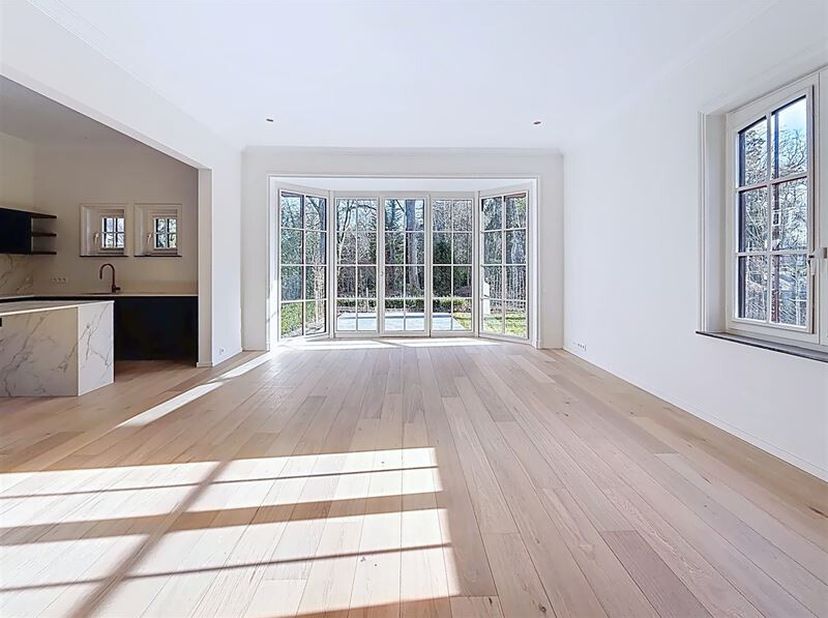 Ligging:<br />
Gelegen in Ukkel, in de Prins van Oranjewijk, op een perceel van 1647 m².<br />
Beschrijving:<br />
Vrijstaande villa, volledig gerenov