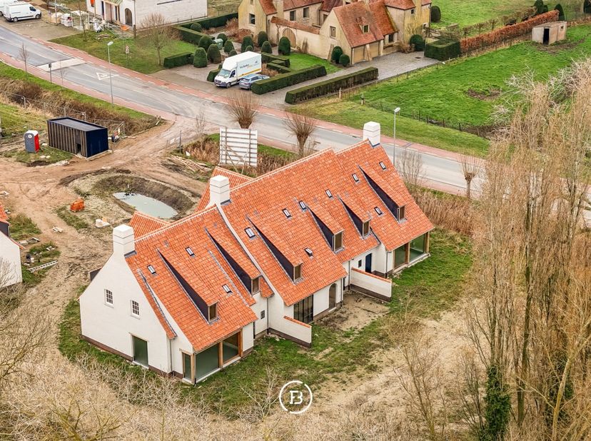 Construction neuve d'une maison brute sur un terrain spacieux de 1.623 m², située au calme dans le village rural de polder de Lapscheure. La maison es
