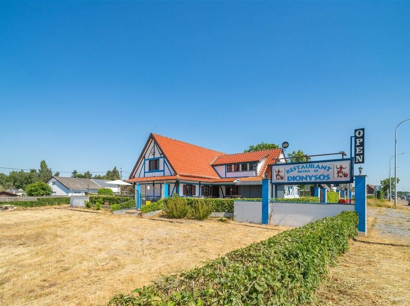 Interessant investeringspand met uitstekende zichtlocatie aan de Maastrichtersteenweg in Maaseik<br />
Ligging: De Maastrichtersteenweg is een belangr