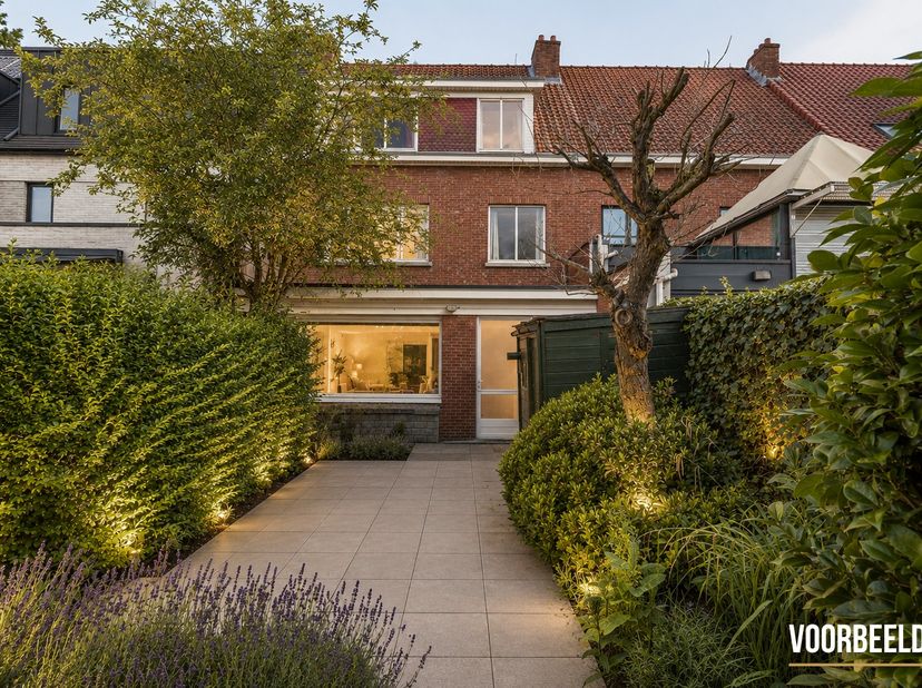 Te renoveren woning met 5 slaapkamers, dubbele garage en een zuid-georiënteerde tuin – veel mogelijkheden!<br />
<br />
Uitstekende centrale ligging |