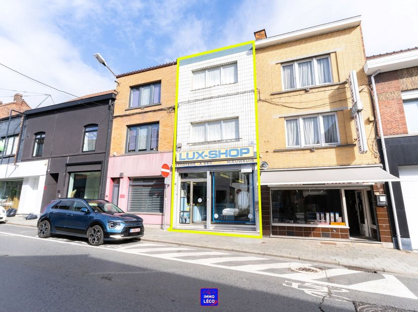 Au rez-de-chaussée : Surface commerciale en façade actuellement exploitée en blanchisserie &amp; nettoyage à sec, grand atelier à l'arrière, WC, remise, a