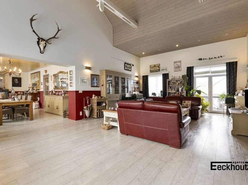 Dit exclusieve duplexappartement is gunstig gelegen, nabij het strand, openbaar vervoer en verschillende winkels en supermarkten!<br />
Het appartemen