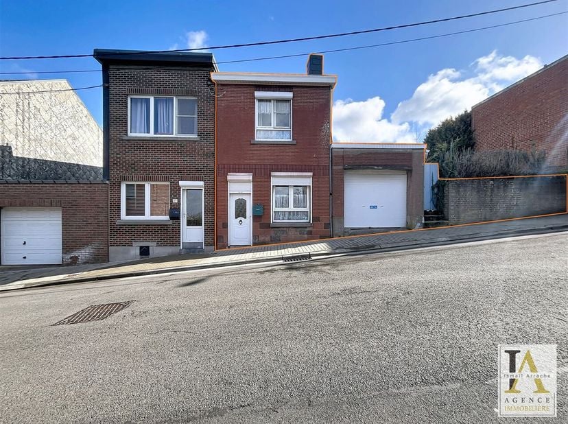 Cette maison 3 façades située dans une rue calme de Ougrée, bénéficie d'un environnement tranquille tout en restant proche des commodités (bus, écoles