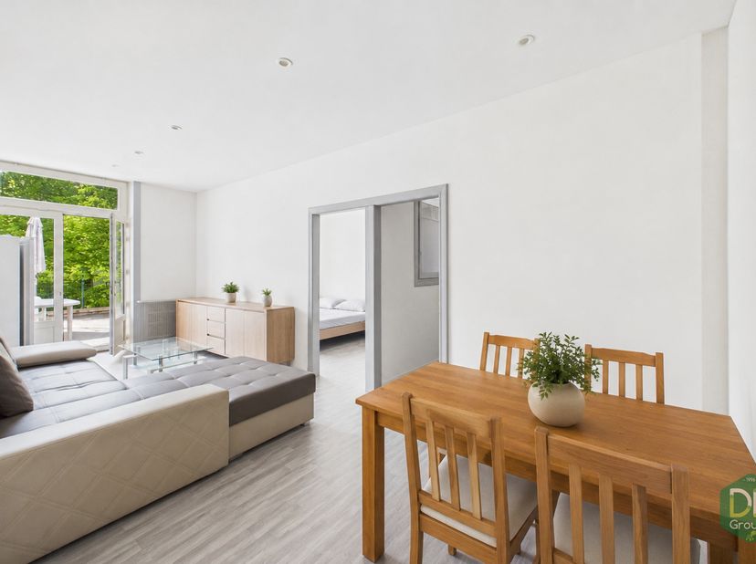 Situé au rez-de-chaussée, cet appartement de +/- 65 m², selon PEB, comprends un hall d'entrée de +/- 2 m² desservant une salle de douche de +/- 3m², u