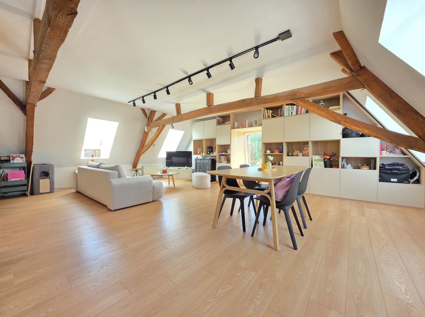 Vous êtes à la recherche d'un bien à la campagne alliant charme, qualité et caractère préservé? Vous trouverez ici un duplex très lumineux de 120m² ha
