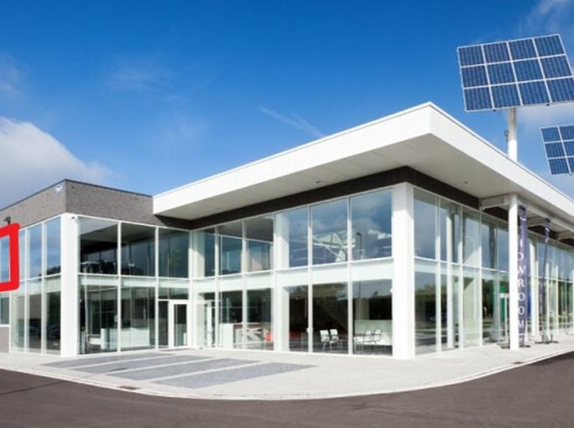 Commercieel gelegen kantoorgebouw in een gebouwencomplex opgetrokken in 2011 in het bedrijvenpark 'Grote Neet' te Geel.<br />
Prachtig gebouw met zeer