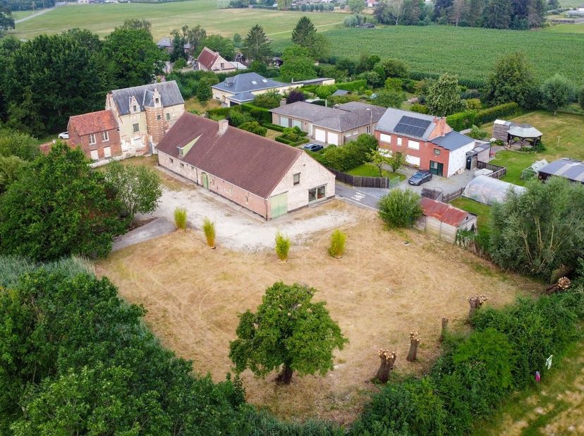 Midden in een groene, rustige omgeving ligt een uitzonderlijke erfgoedsite die wacht op een nieuwe invulling. De Schranshoeve biedt een zeldzame combi