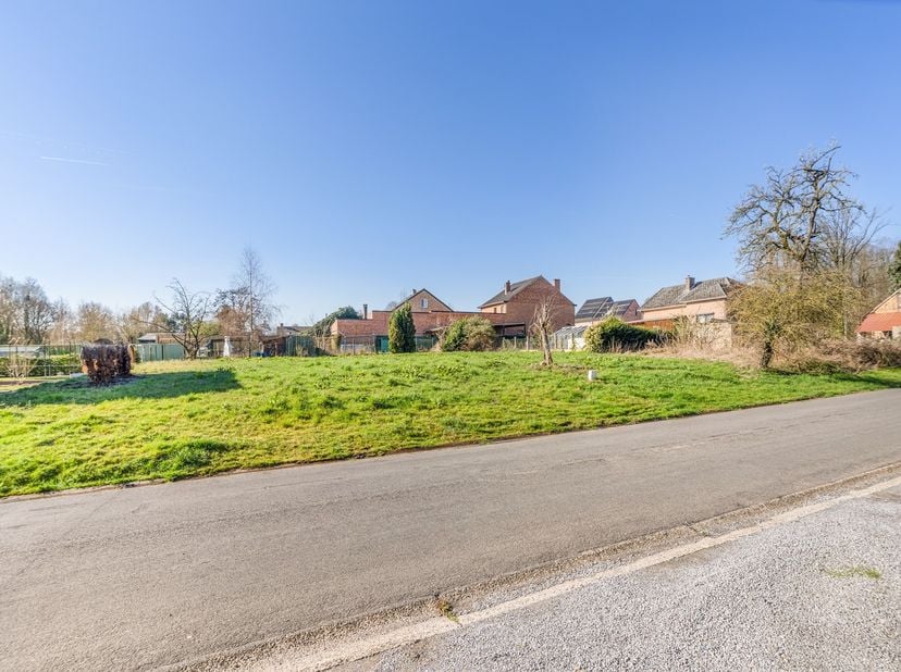 In de rustige en residentiële omgeving van de Litsebeek in Eigenbilzen bevindt zich deze aantrekkelijk gelegen bouwgrond, ideaal voor wie een comforta