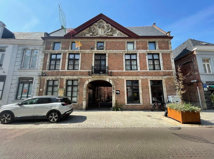 Commercieel pand (35m²) te centrum Diest, gelegen in de historische brouwerswoning "In de Palmboom". <br />
Via de doorgang bereikt U een gezellig koe