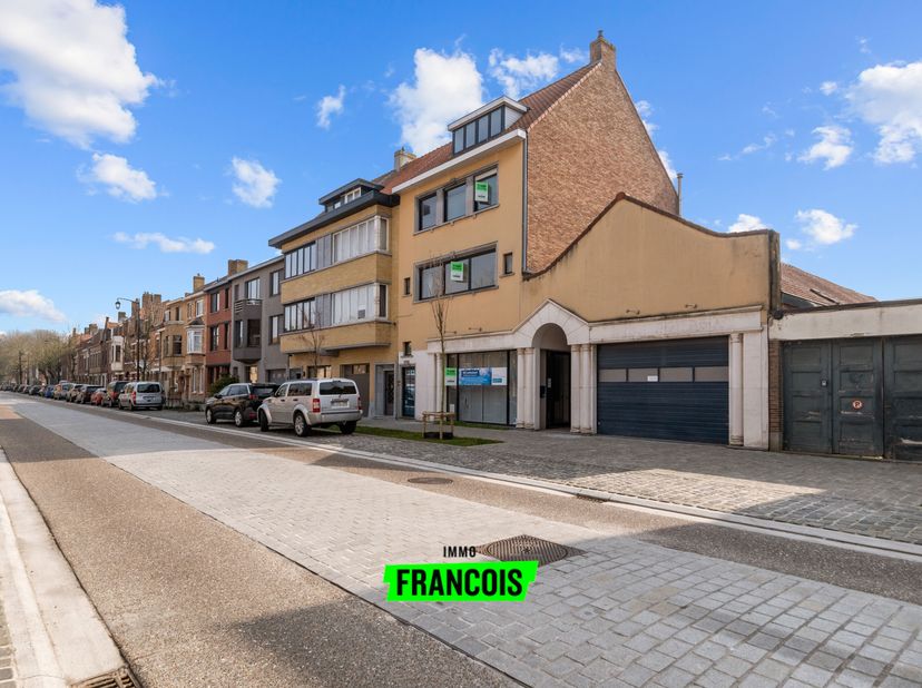Situé sur la Karel de Stoutelaan à Bruges, ce bien polyvalent offre une excellente opportunité dans un emplacement de choix. Avec une surface de planc