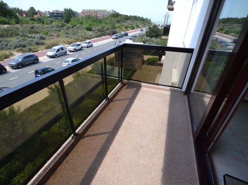 Ruime inkom, 2slaapkamers uitgevend op terras, badkamer met toilet en douche, open keuken, ruime living met zonnig terras  en met zeezicht!<br />
Moge