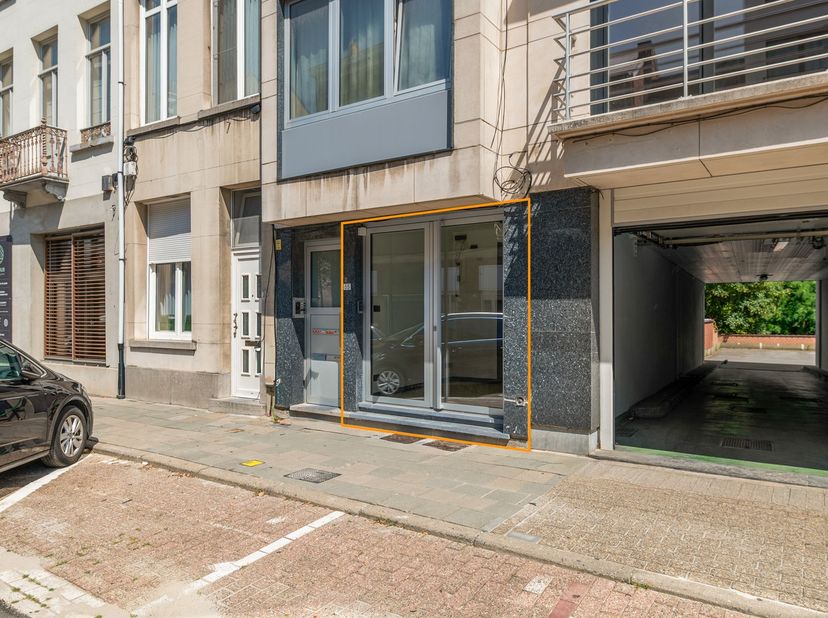 Op een uitstekende locatie te Mechelen centrum bevindt zich dit handelspand met verschillende mogelijkheden.&amp;nbsp;U geniet van een schitterende visibi