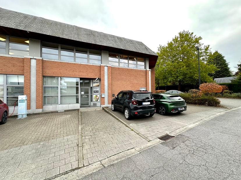 NIVELLES, Arquennes. Espace COMMERCIAL (± 150 m²) idéalement situé sur une chaussée de passage. Le bien se compose d'un plan principal de ±118 m², tro