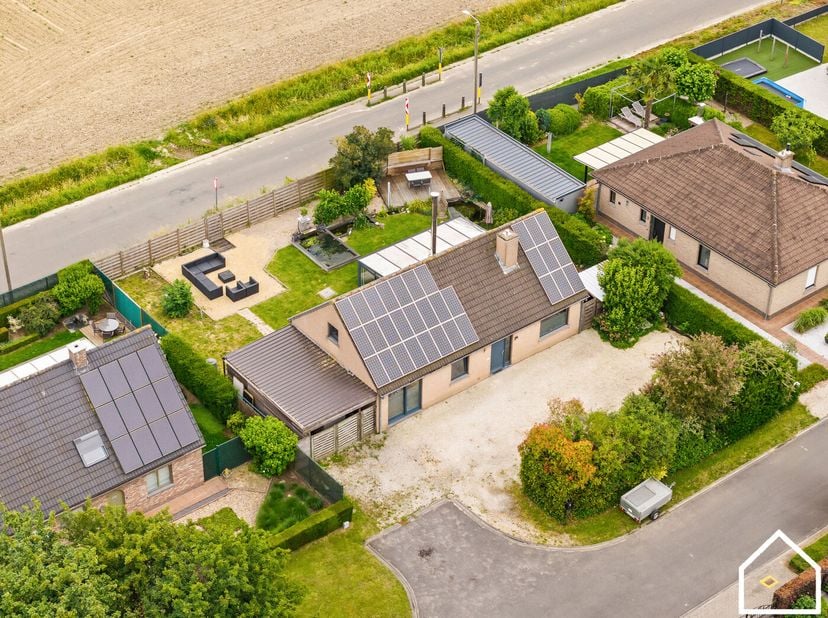 Deze open bebouwing op 575m² grond gelegen in een kindvriendelijke, rustige en groen wijk biedt het allemaal...<br />
<br />
ONTDEK DE WONING VIA DE V