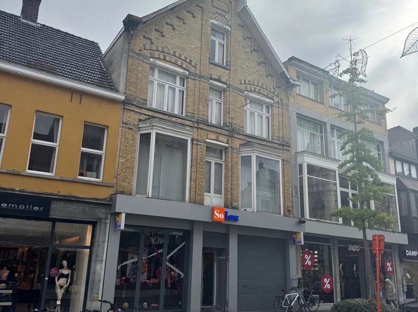 Ruim winkelpand te huur van ca. 775 m² op het gelijkvloers, gelegen in het beste deel van de Ooststraat in Roeselare – dé winkelstraat van de stad.<br