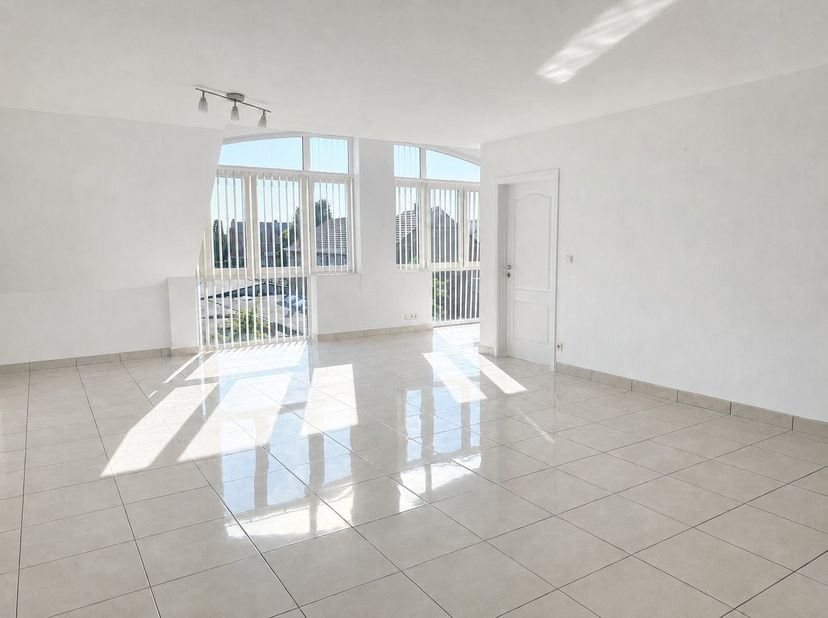 <br />
In het centrum van Alken, aan de Motstraat 9, bevindt zich dit ruime duplexappartement met een bewoonbare oppervlakte van 130 m². Het apparteme