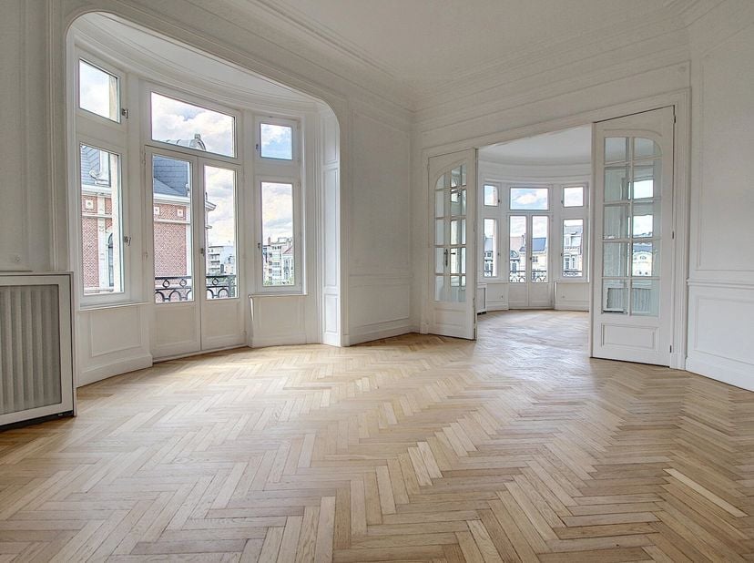 Proche du Parc du Cinquantenaire, au 2ème étage d'un immeuble de style Beaux-Arts, luxueux appartement offrant une superficie d'environ 225m2, selon P