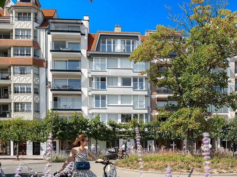 Prachtig en lichtrijk penthouse van 110 m², gelegen op de vijfde verdieping van een residentie op een uitzonderlijke ligging aan de Kustlaan, in het h