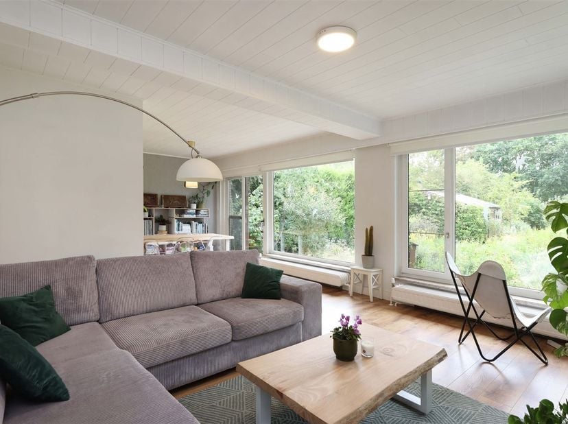 Gelijkvloerse open bebouwing met 3 slaapkamers in groene en residentiële woonomgeving<br />
<br />
Omgeving:<br />
+ Gelegen in een zeer rustige en