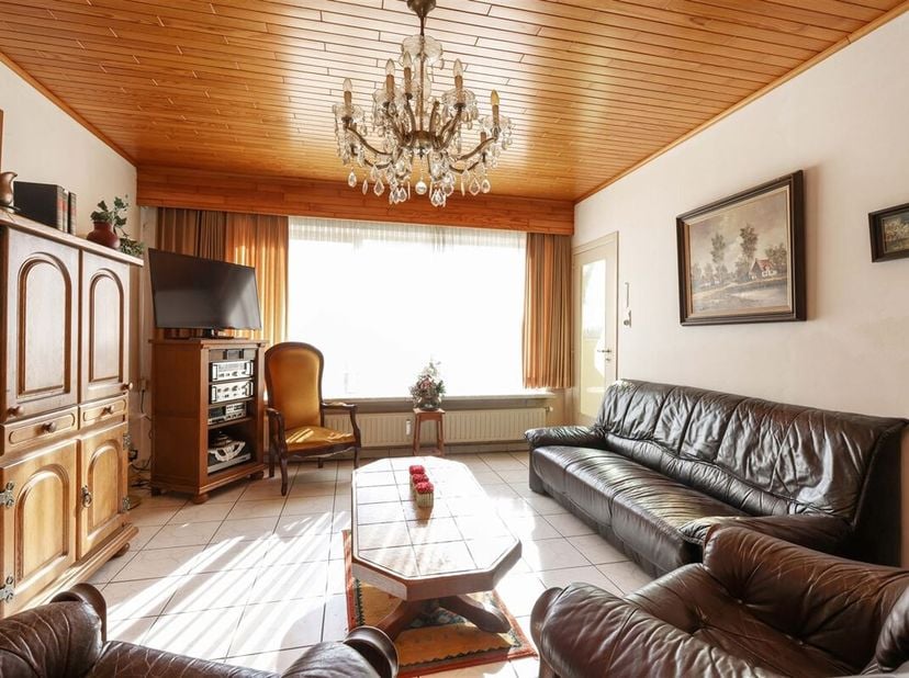 Lichtrijk gelijkvloers appartement met 2 slaapkamers, terras én garagebox rustig en centraal gelegen <br />
Omgeving:<br />
+ Rustige ligging in een a