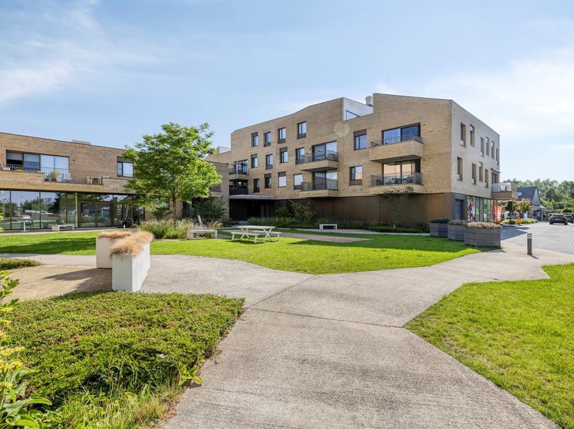 COMFORTABELE ASSISENTIEWONING MET 1 SLAAPKAMER EN AANGENAAM TERRAS<br />
 De assistentieflat is gelegen op het gelijkvloers van een kleinschalig gebo