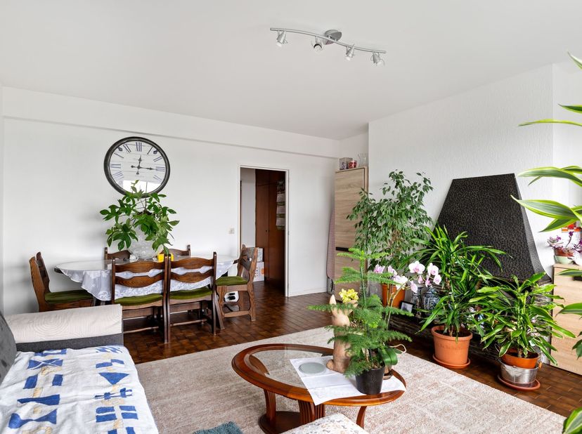 Instapklaar 2-slaapkamer appartement inclusief autostaanplaats<br />
 Ligging: Ontdek dit appartement op de 8e verdieping in de Wapenstilstandlaan. M