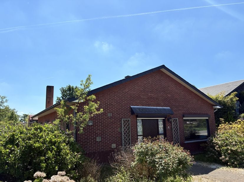 Te renoveren woning in Zonhoven.<br />
De woning omvat een ruime leefruimte met houtkachel, een keuken, drie slaapkamers, badkamer, toilet, kleine kel