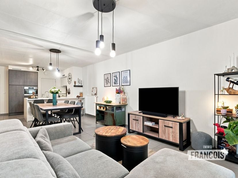 Ontdek dit charmante en energiezuinige gelijkvloerse appartement in het centrum van Poperinge. Deze instapklare woonst uit 2018 combineert comfortabel
