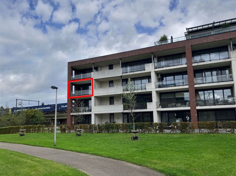 Modern appartement met 2 slaapkamers en terras.<br />
Ligging: Het appartement is gunstig gelegen op wandelafstand van Hasselt centrum. De supermarkt,