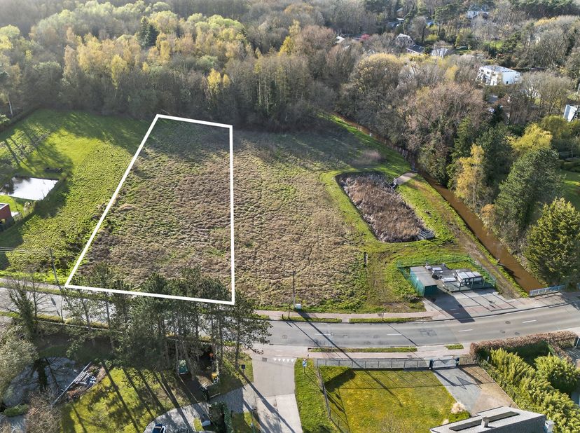 Deze uitzonderlijk ruime bouwgrond van 29a 18ca is ideaal gelegen op een centrale locatie langs de Grote Bollostraat 135 in Tremelo, op amper een kilo