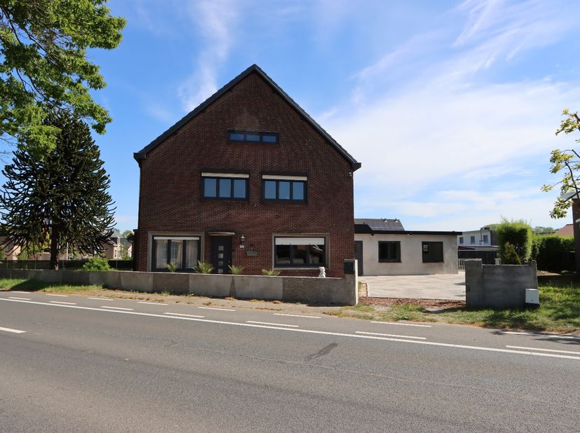 Deze deels gerenoveerde gezinswoning is zeer ruim en praktisch ingedeeld met o.a. vijf slaapkamers, twee badkamers en een zolder met tal van mogelijkh