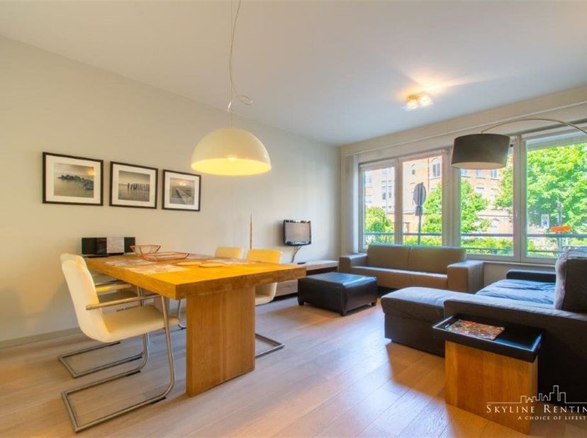 Description: A proximité de l'Avenue de la Chasse et la Parc du Cinquantenaire. Appartement meublé tout confort dans construction récente, sis au rez