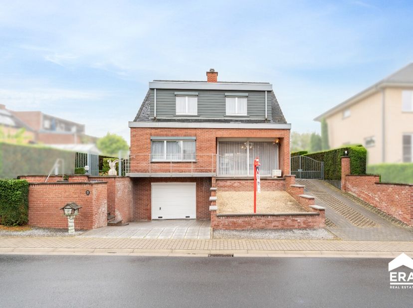 Ruime open bebouwing in een groene en residentiële omgeving in Linter.Deze woning uit 1976 biedt een praktische indeling met vier slaapkamers, twee ba