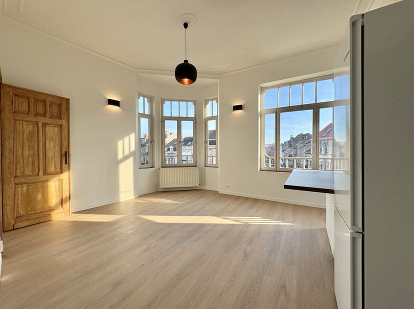 Locatie<br />
De Avenue Louis Bertrand is ongetwijfeld een van de mooiste lanen van Schaarbeek en ligt in een wijk die zich snel ontwikkelt. De locati