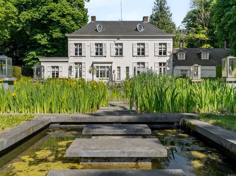 Prachtig Landhuis dd. 1812 gelegen op landgoed Bergenhof van ± 2,9 ha met oa een park, een zwemvijver, bos, een natuurvijver en twee weilanden.<br />