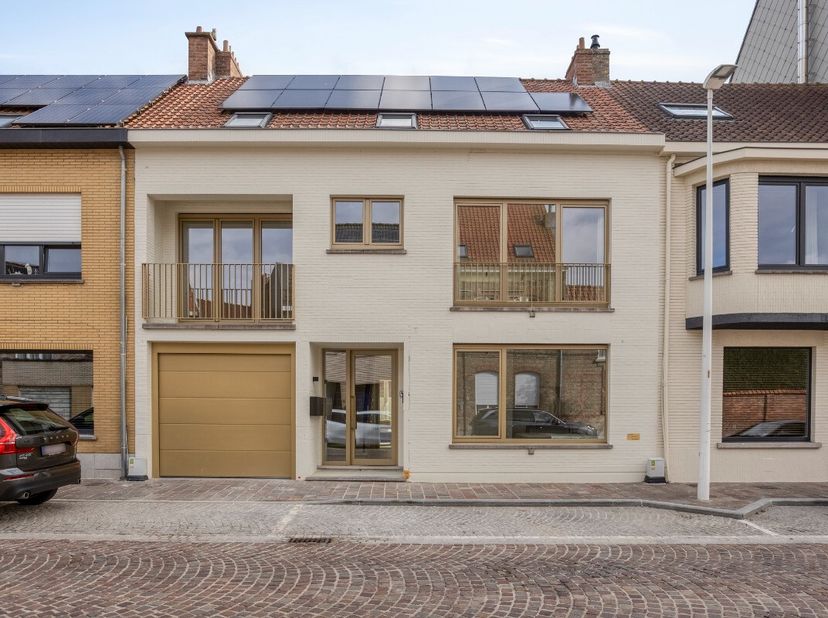 À vendre : appartement entièrement rénové (2026) avec jardin privatif à Nieuport-Ville Au cur de Nieuport-Ville se trouve cet exceptionnel appartement