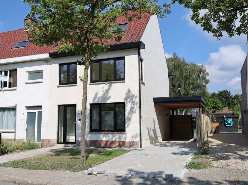 Magnifique maison située à proximité du centre de Kalmthout, comprenant 3 chambres spacieuses <br />
<br />
Situation :<br />
La maison est située da