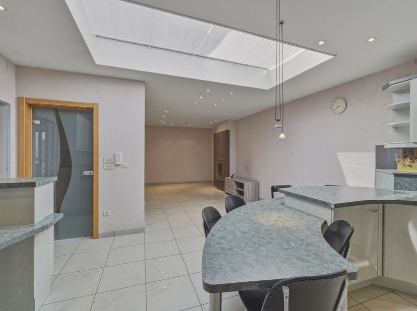 Ontdek deze ruime handelswoning met enorm veel potentieel, ideaal gelegen in Bredene! Deze veelzijdige eigendom combineert wonen en werken op één loca