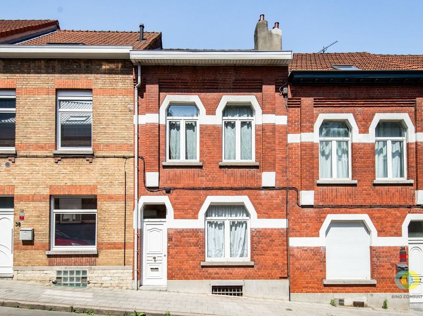 **SOUS OPTION** La maison est située dans une rue calme, à quelques pas des commerces, des écoles et des transports en commun, et bénéficie d'un accès