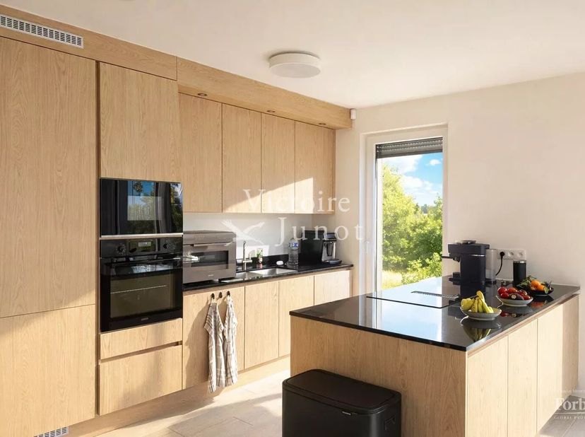 Gepresenteerd door Yanis Morsa: 0487 71 46 10 / yanis.morsa@victoire.be<br />
Victoire Junot presenteert u deze mooie woning met 3 gevels, gebouwd in
