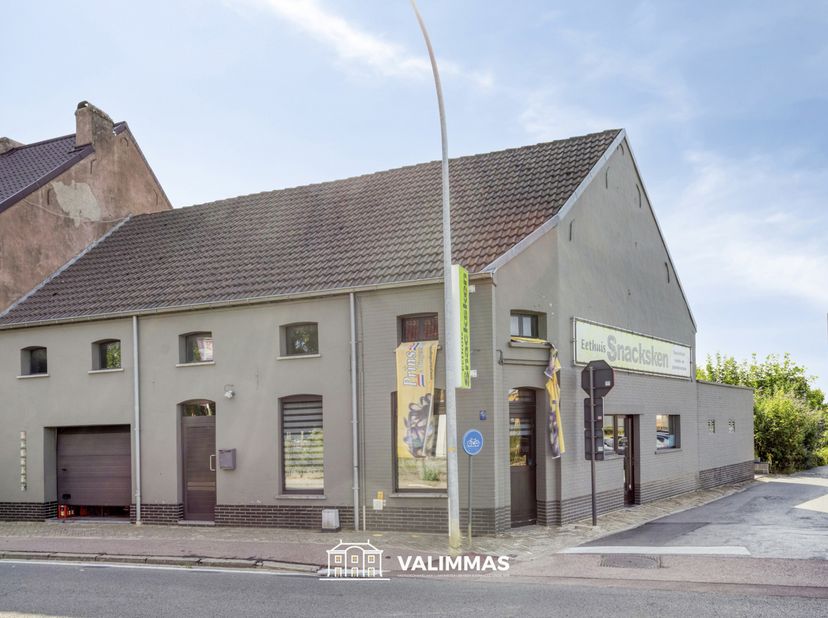 VALIMMAS verkoopt deze commercieel goed gelegen handelswoning met garage, terras, mooie tuin....    <br />
Thans gekend "Eethuis Snacksken" te Asse.