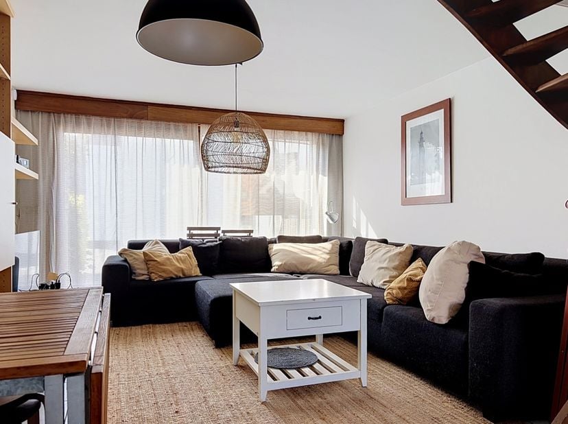 Deze instapklare (vakantie)woning is rustig gelegen in het domein Vierbarke, op een topligging tussen de vaargeul en het strand van Nieuwpoort-Bad. Hi