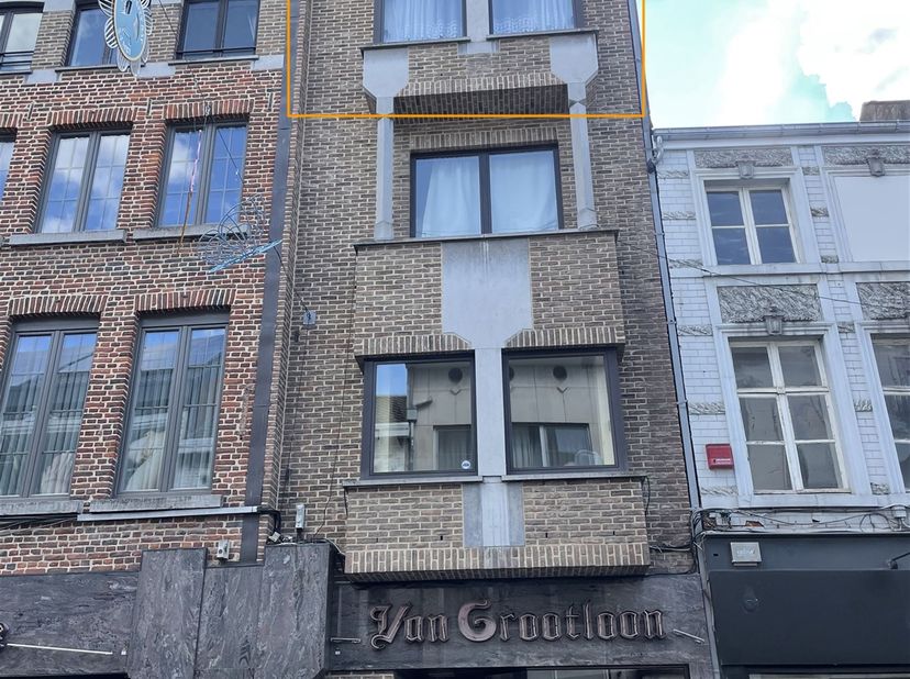 Ruim, heel net triplex appartement op de derde verdieping (in gebouw met lift) in hartje stad tussen de Grote Markt en het station in, in een kleinsch