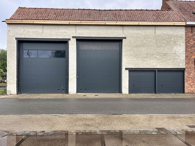 Dit ruime magazijn te huur in Zulte geniet van een achterliggende overdekte buitenruimte van ca. 77 m² en een bijhorende tuin van ca. 195 m². <br />
H