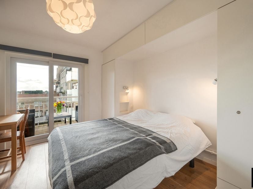 Charmante pied-à-terre, ideaal gelegen in de Dumortierlaan, op slechts enkele stappen van de zee en de exclusieve winkelstraten van Knokke.Indeling: i